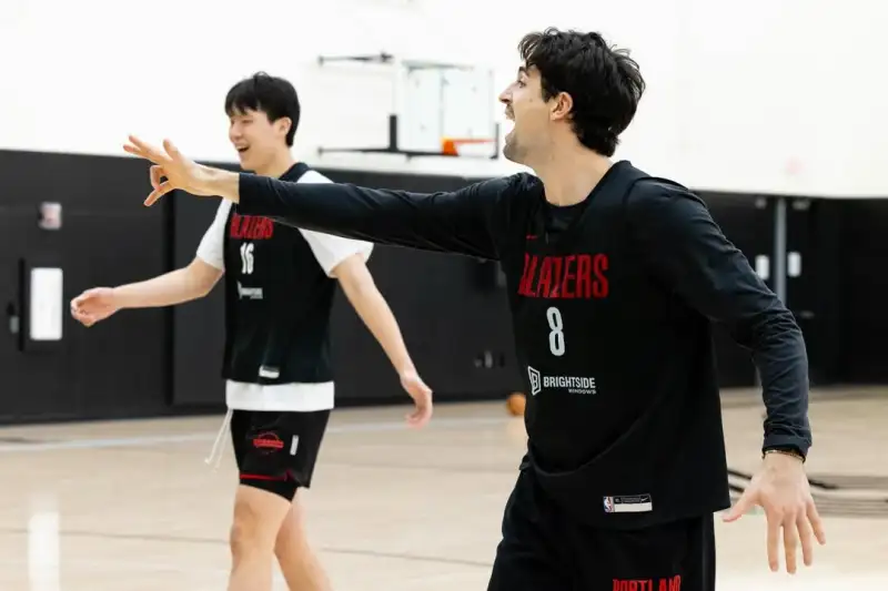 开拓者官方晒球员训练照：在训练馆，做着我们热爱的事情