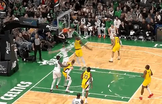 开云移动端-怀特上篮打进，绿军重新领先到21分步行者叫出最后一个暂停