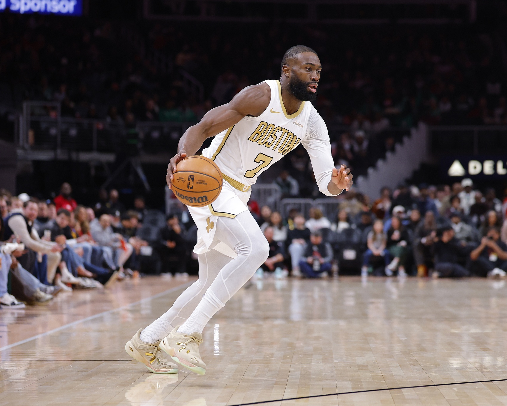 开云APP-稍微出出汗！杰伦·布朗17中8拿到20分 另有8板5助4断&amp;三分3中1