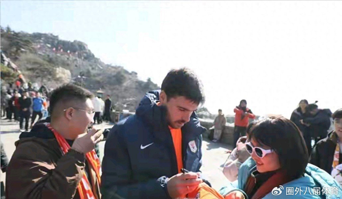 开云官网-泰山不登了，球迷炸锅！25年传统说停就停，到底谁在怕？|山东泰山|球队|俱乐部|职业|训练_新浪体育_新浪新闻